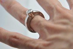 El anillo (ring) _________ de plata (silver). (description)