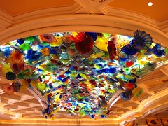 This American artist uses glass to create dramatic and colorful interior installations, such as the one at the Bellagio Hotel in Las Vegas